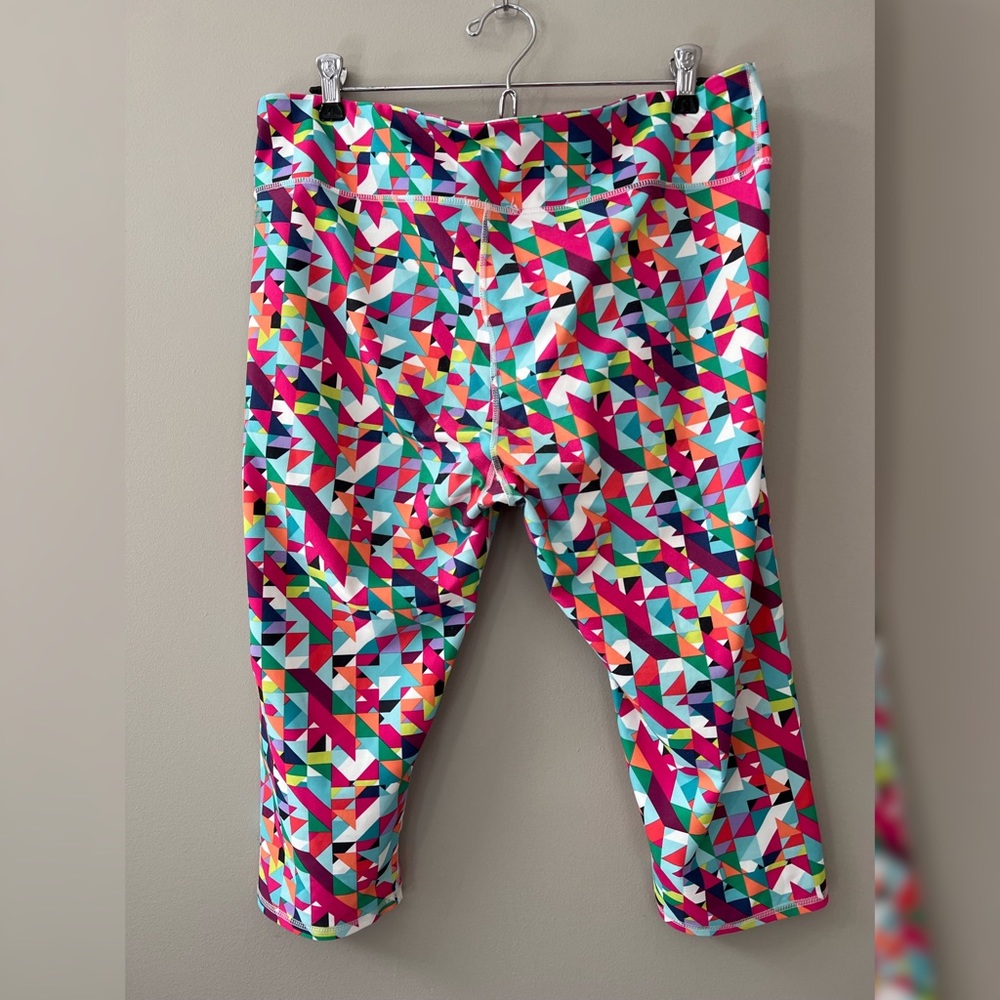 Geometric Patterned Fabletic Capris - Picture 2 of 8